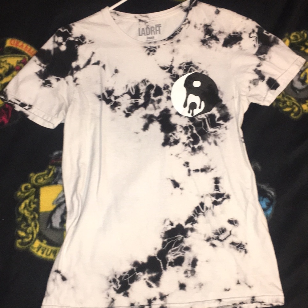 Black and white small ying yang short sleeve shirt